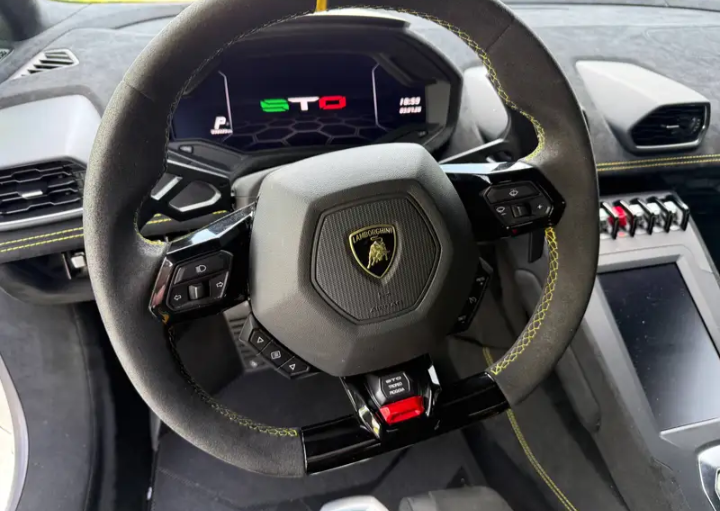 Lamborghini Huracán STO LP640-2 V10 – 639 CV.    Prezzo. 325.000€