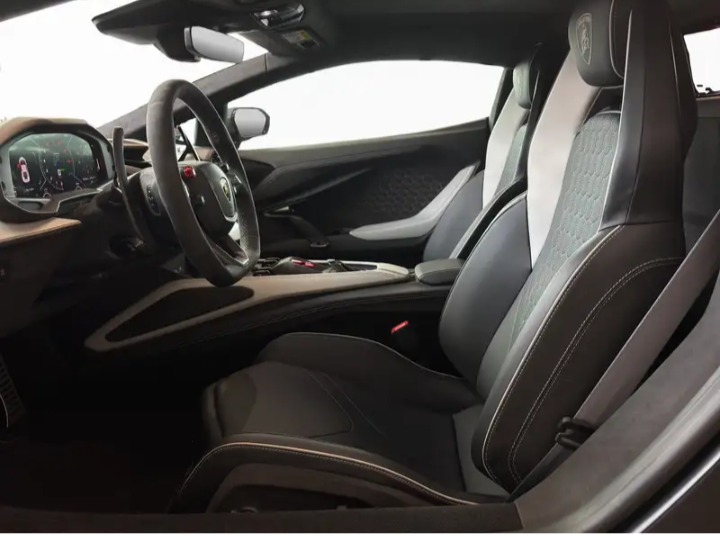 Lamborghini Revuelto V12 Plug-in Hybrid –1.016 CV prezzo 570.000€