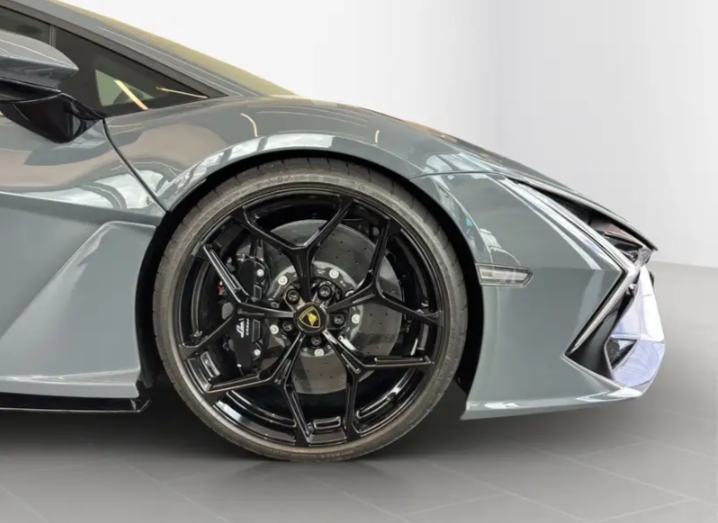 Lamborghini Revuelto V12 Plug-in Hybrid –1.016 CV prezzo 570.000€