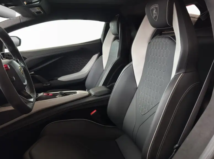 Lamborghini Revuelto V12 Plug-in Hybrid –1.016 CV prezzo 570.000€